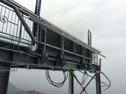 There are four gates at the top dock that lower automatically once a trip completes.