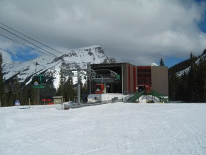 Goat's Eye Station with loading and unloading in each direction.