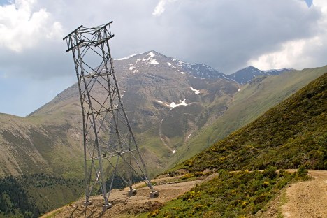 One of three abandoned 3S towers.  Photo credit: Sergio Macias on Panoramio.