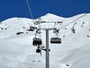 Leave it to the Swiss to develop chairs that turn 45-degrees for a better view for the ride up.