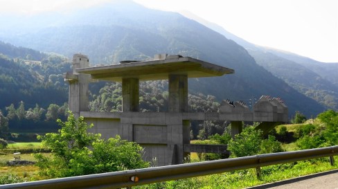 An abandoned 3S gondola terminal on the side of the road at the Vall Fosca Mountain Resort in Spain.  Photo source: http://monaxmontagne.blogspot.fr/2012/08/du-tourmalet-la-vall-fosca.html